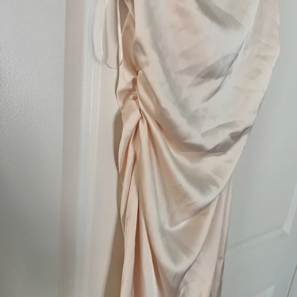 Elegant White Sleeveless Dress - Picture 6 of 7